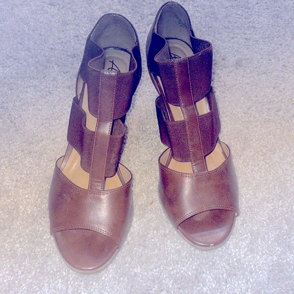 - Abella true comfort wedge block heeled sandals size 8.5